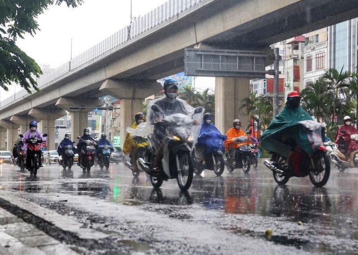 Hà Nội mưa lớn kéo dài, nhiều tuyến phố cảnh báo ngập lụt - Ảnh 2.