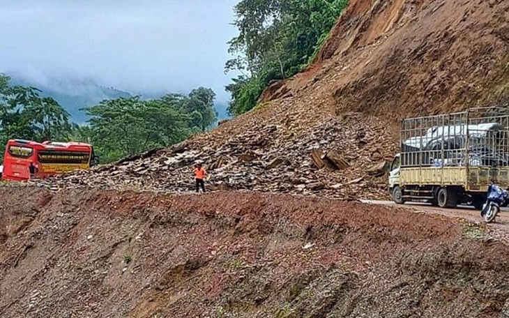 Mưa lớn gây sạt lở, ách tắc giao thông nhiều khu vực tại Tây Bắc Bộ