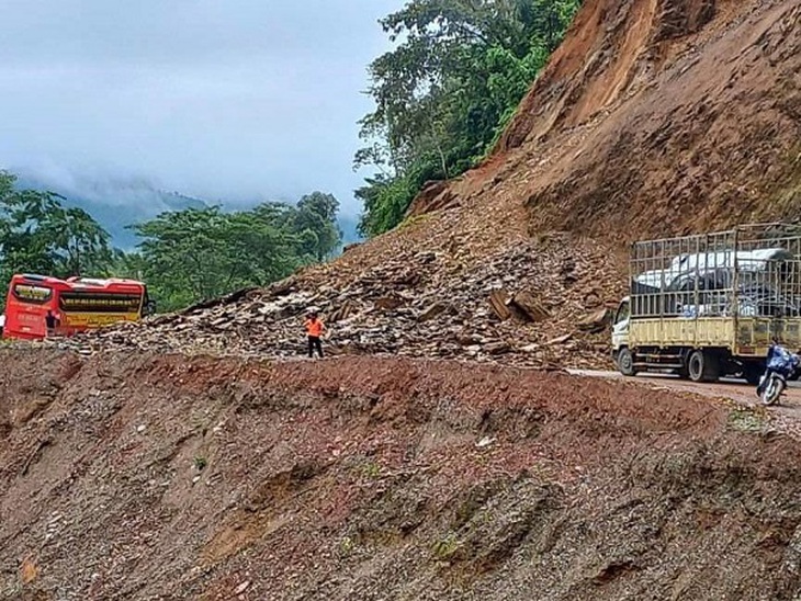 Ứng trực, phân luồng đảm bảo an toàn tại nhiều điểm sạt lở, ngập nước trên quốc lộ 6 - Ảnh 5.
