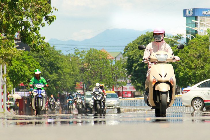 Trung Bộ bước vào đợt nắng nóng dài ngày - Ảnh 2.