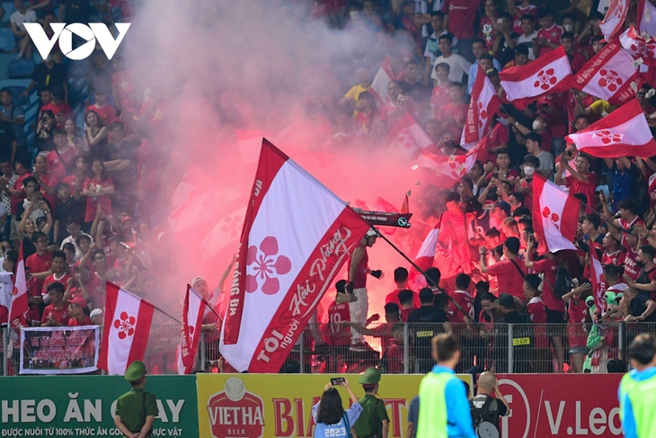 Cổ động viên Hải Phòng FC trả giá vì 'chứng nào tật nấy' - Ảnh 1. Cổ động viên Hải Phòng FC trả giá vì 'chứng nào tật nấy' - Ảnh 1.