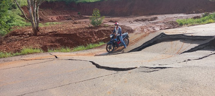 Bất chấp nguy hiểm, người dân vô tư đi vào khu đường tránh nứt toác ở TP Bảo Lộc - Ảnh 3.