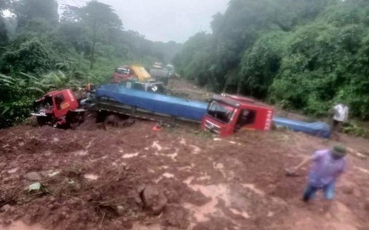 Sạt lở đường từ Lào về Việt Nam: Vẫn chưa thể thông tuyến