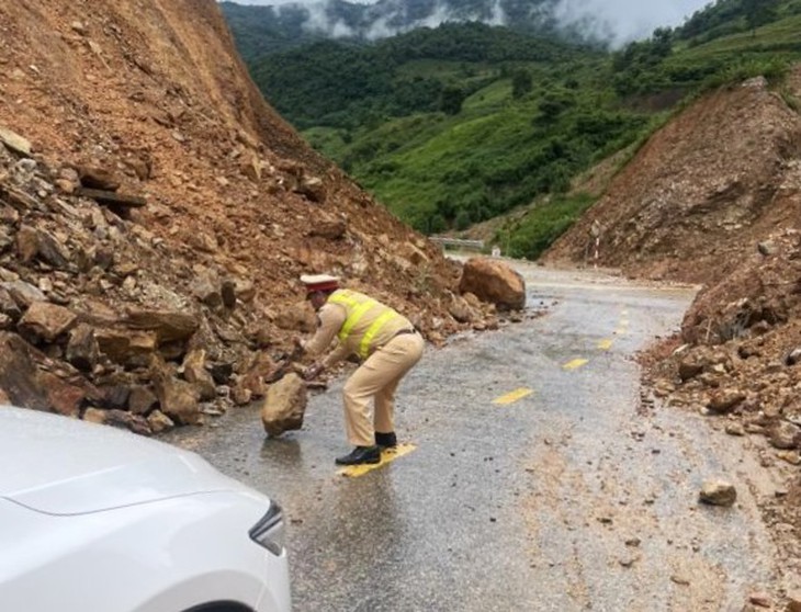 Tăng cường phòng chống sạt lở, bảo đảm an toàn cho người, phương tiện tham gia giao thông - Ảnh 3.