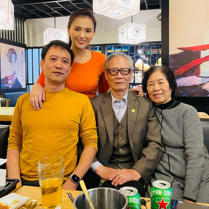 Mẹ chồng nữ diễn viên miền Bắc sở hữu BST kim cương triệu đô: Ủng hộ con dâu theo đuổi nghệ thuật - Ảnh 4. Mẹ chồng nữ diễn viên miền Bắc sở hữu BST kim cương triệu đô: Ủng hộ con dâu theo đuổi nghệ thuật - Ảnh 4.