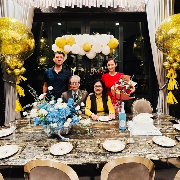 Mẹ chồng nữ diễn viên miền Bắc sở hữu BST kim cương triệu đô: Ủng hộ con dâu theo đuổi nghệ thuật - Ảnh 5. Mẹ chồng nữ diễn viên miền Bắc sở hữu BST kim cương triệu đô: Ủng hộ con dâu theo đuổi nghệ thuật - Ảnh 5.