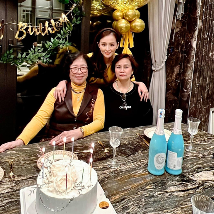 Mẹ chồng nữ diễn viên miền Bắc sở hữu BST kim cương triệu đô: Ủng hộ con dâu theo đuổi nghệ thuật - Ảnh 6. Mẹ chồng nữ diễn viên miền Bắc sở hữu BST kim cương triệu đô: Ủng hộ con dâu theo đuổi nghệ thuật - Ảnh 6.