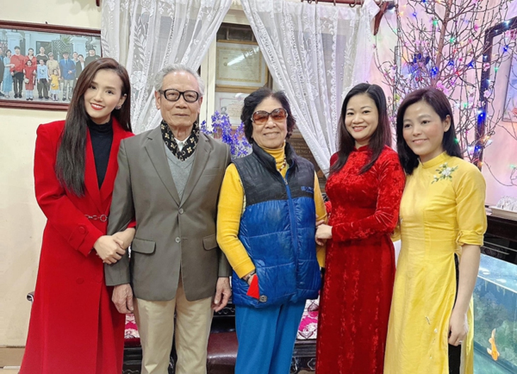 Mẹ chồng nữ diễn viên miền Bắc sở hữu BST kim cương triệu đô: Ủng hộ con dâu theo đuổi nghệ thuật - Ảnh 7. Mẹ chồng nữ diễn viên miền Bắc sở hữu BST kim cương triệu đô: Ủng hộ con dâu theo đuổi nghệ thuật - Ảnh 7.