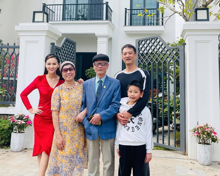Mẹ chồng nữ diễn viên miền Bắc sở hữu BST kim cương triệu đô: Ủng hộ con dâu theo đuổi nghệ thuật - Ảnh 8. Mẹ chồng nữ diễn viên miền Bắc sở hữu BST kim cương triệu đô: Ủng hộ con dâu theo đuổi nghệ thuật - Ảnh 8.