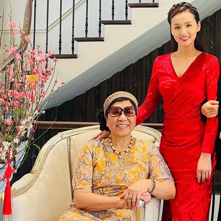 Mẹ chồng nữ diễn viên miền Bắc sở hữu BST kim cương triệu đô: Ủng hộ con dâu theo đuổi nghệ thuật - Ảnh 9. Mẹ chồng nữ diễn viên miền Bắc sở hữu BST kim cương triệu đô: Ủng hộ con dâu theo đuổi nghệ thuật - Ảnh 9.