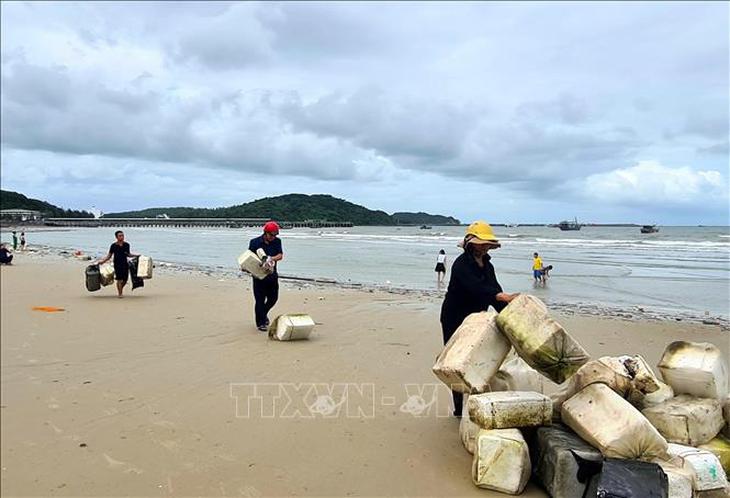 Rác phao xốp trôi dạt, phủ kín bờ biển Cô Tô - Ảnh 1.