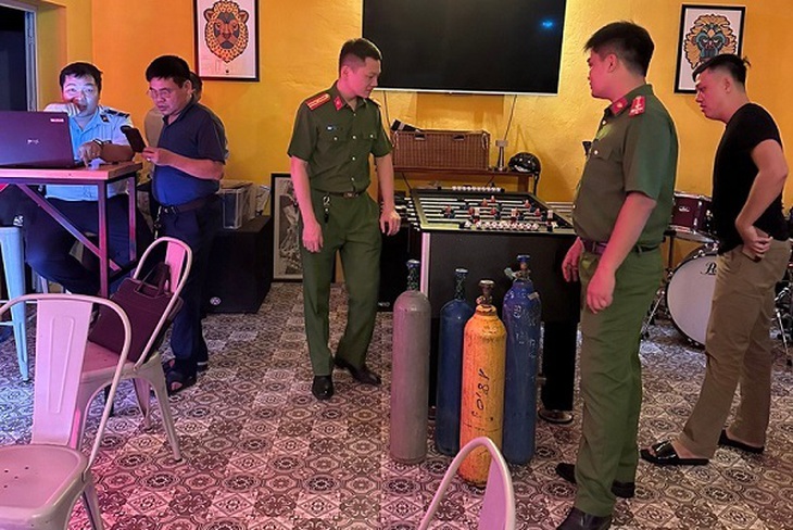 Liên tiếp phát hiện cơ sở kinh doanh trái phép “bóng cười” tại địa bàn Quảng An - Ảnh 3.