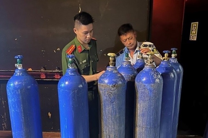 Liên tiếp phát hiện cơ sở kinh doanh trái phép “bóng cười” tại địa bàn Quảng An - Ảnh 2.