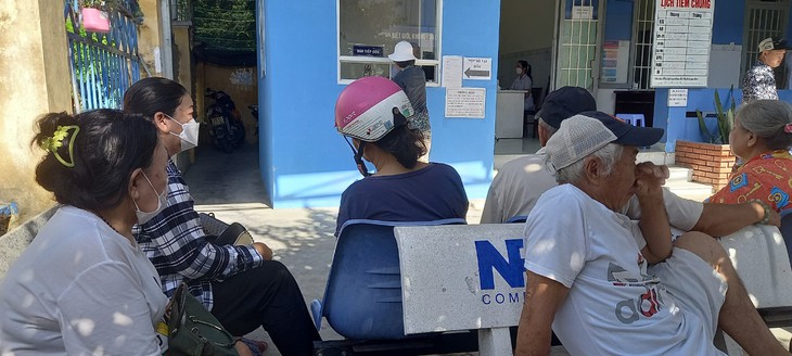 Nha Trang: Phân luồng khám chữa bệnh BHYT về các trạm y tế, vượt khả năng chuyển tuyến thế nào? - Ảnh 2.