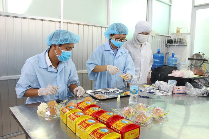 Nhiều tiệm bánh trung thu "thất thế" bởi sự cạnh tranh của bánh trung thu giá rẻ - Ảnh 2.