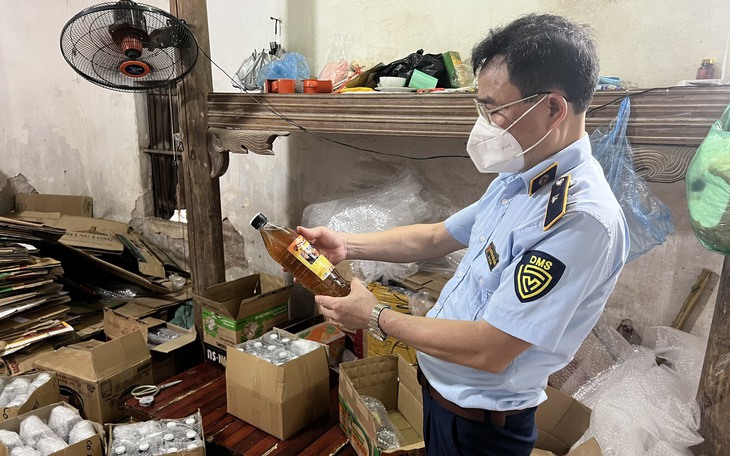 Khởi tố vụ án và đối tượng buôn bán 2.000 lít mật ong hương nhãn giả trên mạng xã hội