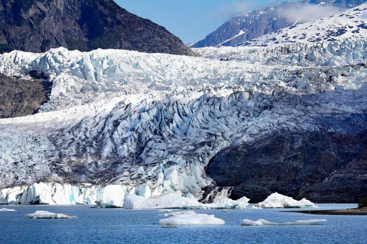 Vỡ đập hồ sông băng, cả ngôi nhà đổ sập xuống dòng sông ở Alaska - Ảnh 3. Vỡ đập hồ sông băng, cả ngôi nhà đổ sập xuống dòng sông ở Alaska - Ảnh 3.