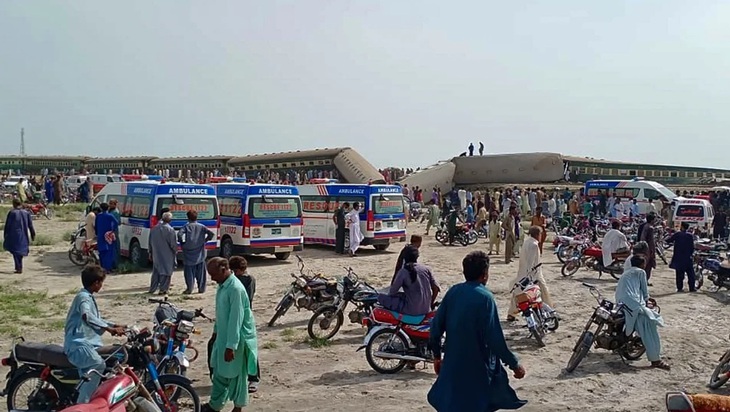 Tàu hỏa trật đường ray ở Pakistan, 30 người chết, 67 người bị thương - Ảnh 2. Tàu hỏa trật đường ray ở Pakistan, 30 người chết, 67 người bị thương - Ảnh 2.