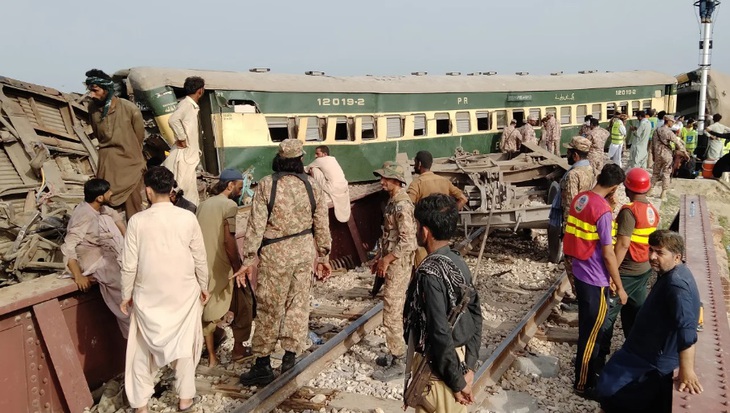 Tàu hỏa trật đường ray ở Pakistan, 30 người chết, 67 người bị thương - Ảnh 3. Tàu hỏa trật đường ray ở Pakistan, 30 người chết, 67 người bị thương - Ảnh 3.