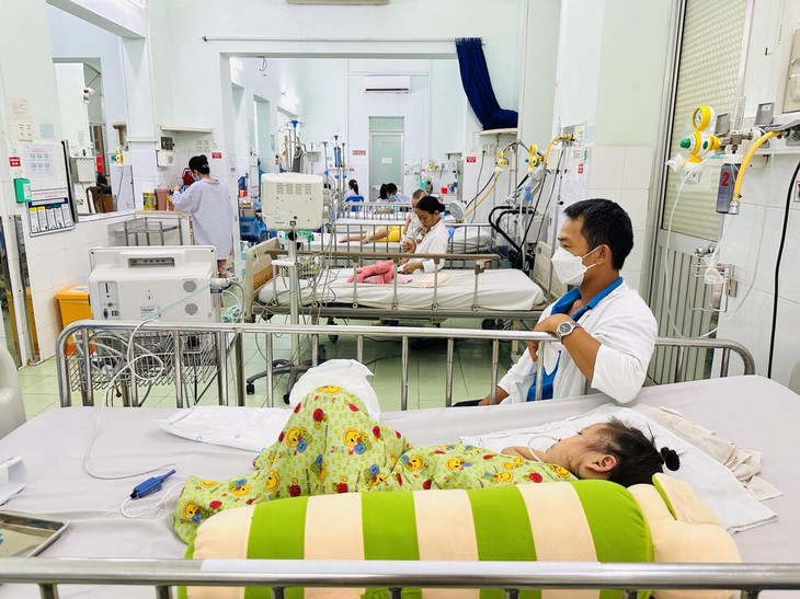Bệnh viện TP.HCM chật kín bệnh nhi mắc tay chân miệng, nhiều trường hợp phải thở máy - Ảnh 1. Bệnh viện TP.HCM chật kín bệnh nhi mắc tay chân miệng, nhiều trường hợp phải thở máy - Ảnh 1.