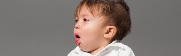 Trẻ bị ho, uống thuốc kháng sinh có nhanh khỏi? - Ảnh 1.