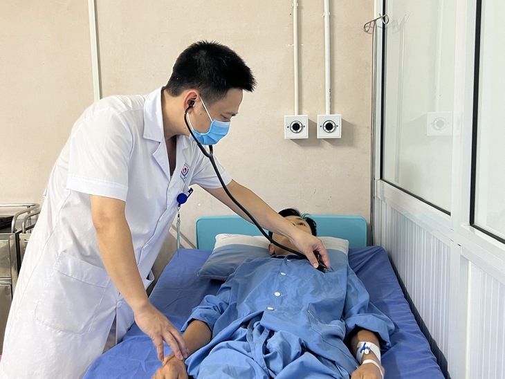 Đi chơi ở thác nước, người đàn ông bị suy thận cấp và suy gan - Ảnh 1. Đi chơi ở thác nước, người đàn ông bị suy thận cấp và suy gan - Ảnh 1.