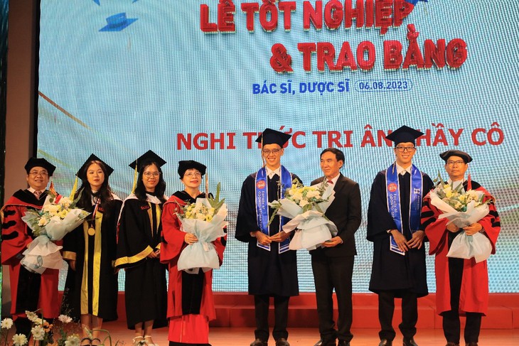 Khóa bác sĩ răng hàm mặt đầu tiên của Đại học Quốc tế Hồng Bàng đã tốt nghiệp - Ảnh 3. Khóa bác sĩ răng hàm mặt đầu tiên của Đại học Quốc tế Hồng Bàng đã tốt nghiệp - Ảnh 3.