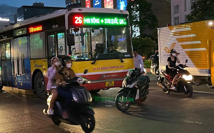 Truy tìm đối tượng chặn đầu xe buýt, đòi hành hung tài xế gây cản trở giao thông
