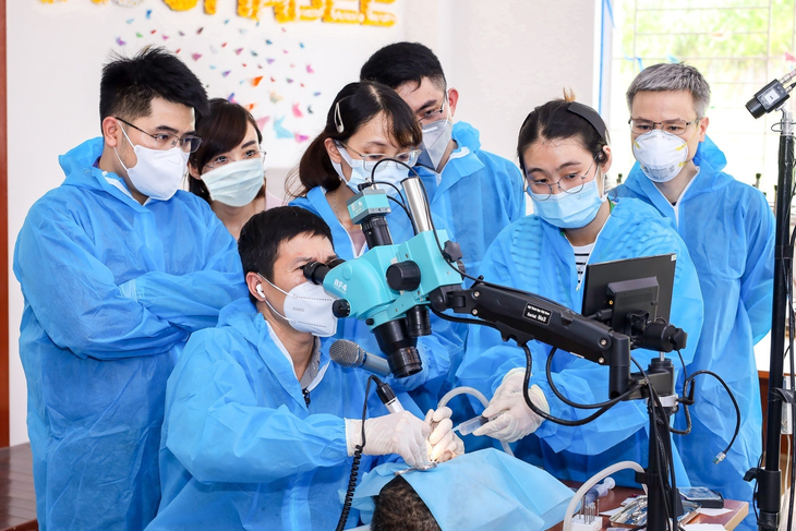 Đừng để trẻ cấy ốc tai quá muộn sau 3 tuổi - Ảnh 1.