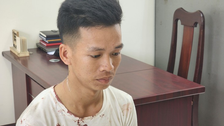 Tạm giữ đối tượng dùng dao chém bạn gái rồi tự vẫn - Ảnh 1.