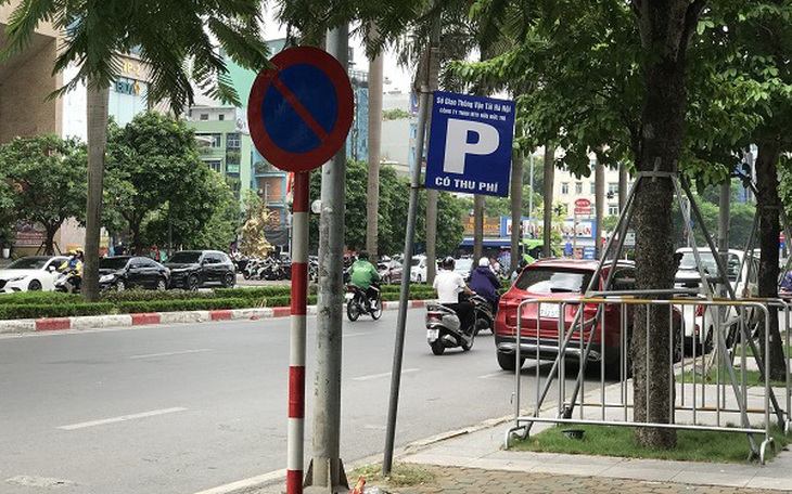 Nghịch lý biển cấm đỗ và được đỗ xe cùng một vị trí, chính quyền phường ở Hà Nội nói gì?