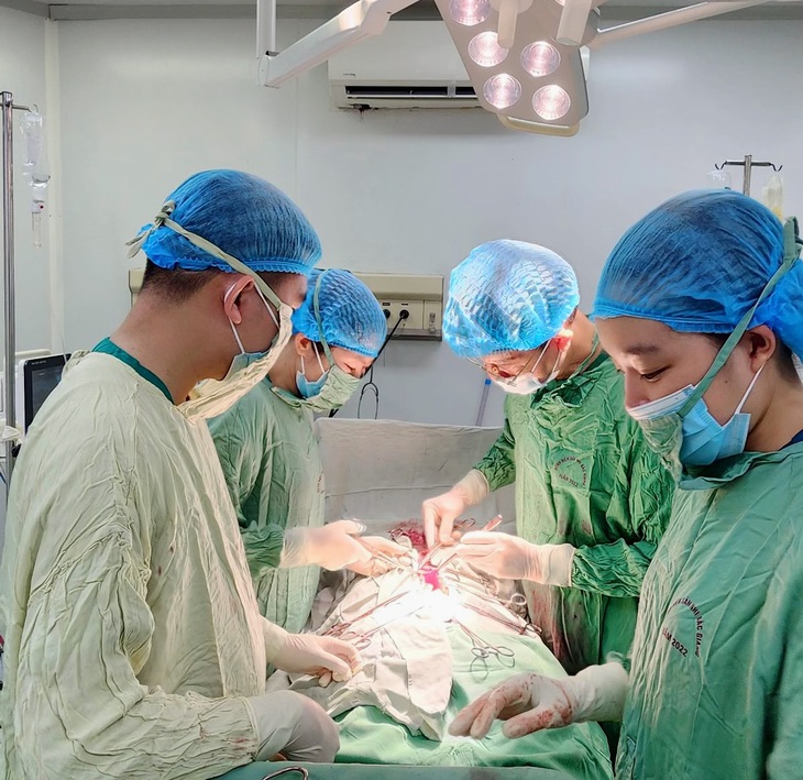 Mổ cứu sản phụ bị rau tiền đạo trung tâm, rau cài răng lược xuyên bàng quang hiếm gặp - Ảnh 2. Mổ cứu sản phụ bị rau tiền đạo trung tâm, rau cài răng lược xuyên bàng quang hiếm gặp - Ảnh 2.