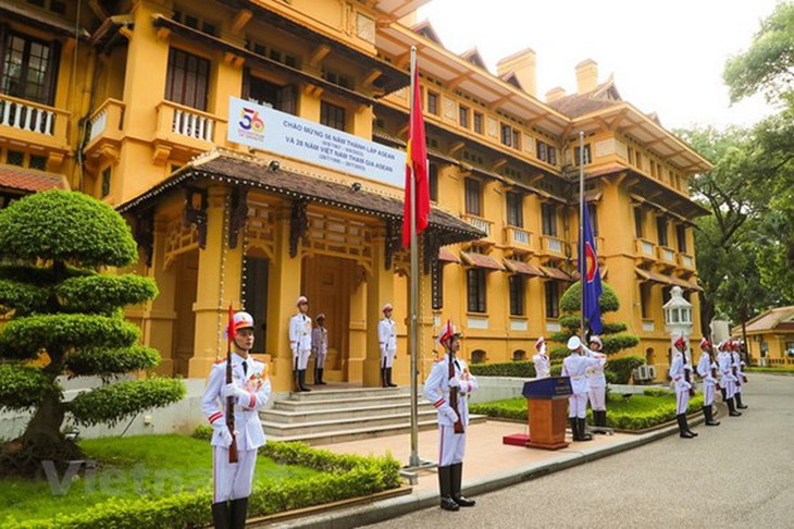 Lễ Thượng cờ nhân kỷ niệm 56 năm Ngày thành lập ASEAN - Ảnh 1.