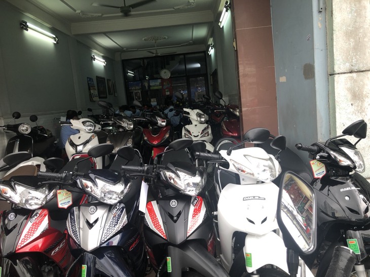 Chuyển cơ quan điều tra vụ cửa hàng kinh doanh xe gắn máy có dấu hiệu phạm tội buôn bán hàng giả - Ảnh 2.