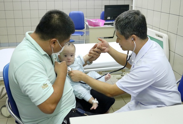 Nuôi sống bé sinh non có tuổi thai và cân nặng nhỏ nhất Việt Nam - Ảnh 1.