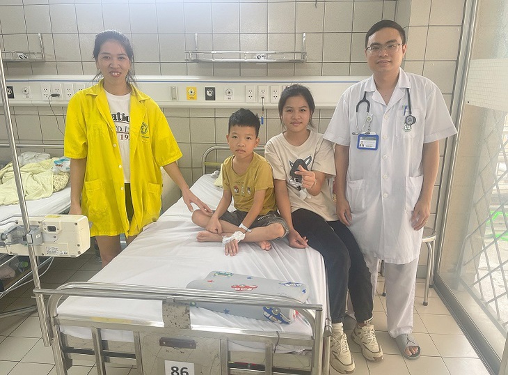 Chị gái 11 tuổi sơ cứu đúng cách giúp em trai thoát chết vì đuối nước trong gang tấc - Ảnh 2.