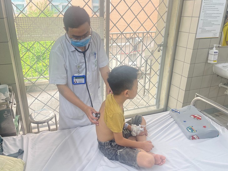 Chị gái 11 tuổi sơ cứu đúng cách giúp em trai thoát chết vì đuối nước trong gang tấc - Ảnh 1.