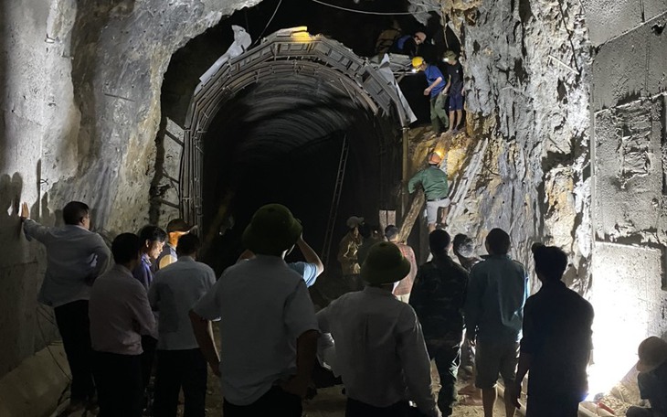 Sạt lở hầm đường sắt tại Quảng Bình, nhiều đoàn tàu phải dừng chờ khắc phục