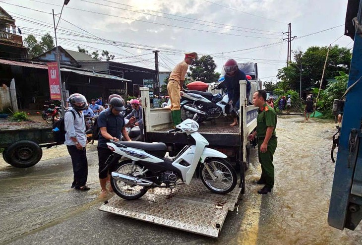 Mưa lớn gây ngập úng, CSGT dùng xe chuyên dụng chở người dân - Ảnh 5.