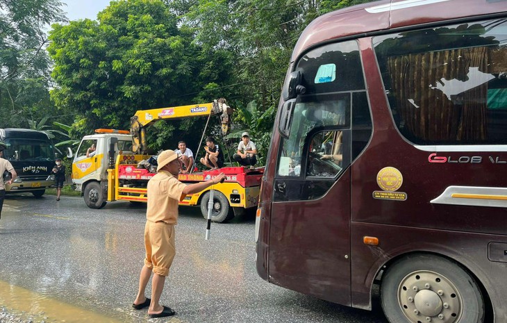 Mưa lớn gây ngập úng, CSGT dùng xe chuyên dụng chở người dân - Ảnh 3.