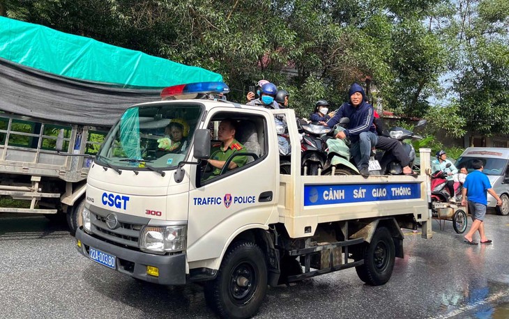 Mưa lớn gây ngập úng, CSGT dùng xe chuyên dụng chở người dân - Ảnh 4.
