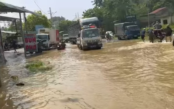 Mưa lớn gây ngập úng, CSGT dùng xe chuyên dụng chở người dân