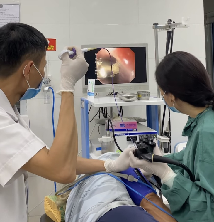Ăn trưa với món sườn lợn, người đàn ông cấp cứu gấp - Ảnh 1. Ăn trưa với món sườn lợn, người đàn ông cấp cứu gấp - Ảnh 1.