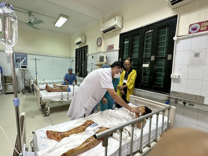 Điện thoại nổ khi đang xạc, bệnh nhân cụt các ngón tay, cơ thể 'dính' hàng trăm vết thương - Ảnh 1. Điện thoại nổ khi đang xạc, bệnh nhân cụt các ngón tay, cơ thể 'dính' hàng trăm vết thương - Ảnh 1.