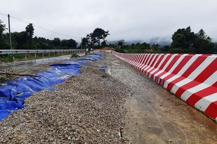 Mưa lớn nhiều ngày gây sạt lở, nứt vỡ trên tuyến đường trăm tỷ tại Điện Biên - Ảnh 2. Mưa lớn nhiều ngày gây sạt lở, nứt vỡ trên tuyến đường trăm tỷ tại Điện Biên - Ảnh 2.