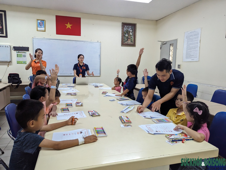 Bệnh nhi hào hứng tham gia lớp học Tiếng anh miễn phí - Ảnh 1.