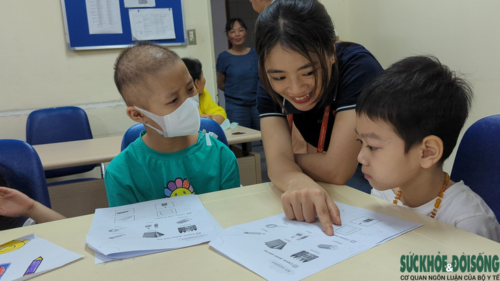 Bệnh nhi hào hứng tham gia lớp học Tiếng anh miễn phí - Ảnh 2.