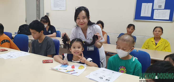 Bệnh nhi hào hứng tham gia lớp học Tiếng anh miễn phí - Ảnh 4.