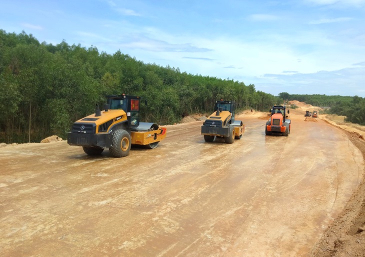 Cận cảnh đại công trường cao tốc nghìn tỷ qua Quảng Trị - Ảnh 1.