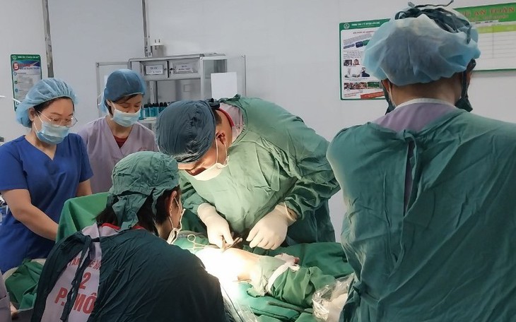 Chơi xe đạp 3 bánh, trẻ bị gãy xương đùi